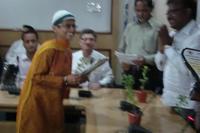 Rashmi Priya receiving award from Nagpur Municipal Corporation